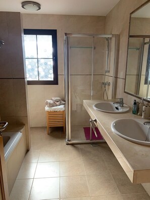 Shower, jetted bath, hair dryer, towels - Lovely villa - all day sun, heated private pool with golf views, close to beach (Castillo Caleta de Fuste)