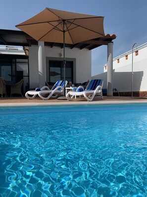 Outdoor pool, a heated pool, pool loungers - Lovely villa - all day sun, heated private pool with golf views, close to beach (Castillo Caleta de Fuste)