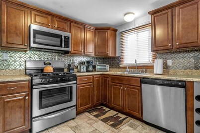 Gorgeous 2 Queen Bed North Buffalo Apartment with Free parking & 70 Inch TV