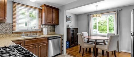 Kylskåp, mikrovågsugn, ugn och spishäll