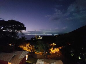 Chalet exclusif | Aire de séjour | Téléviseur connecté de 55 po avec télévision par câble, téléviseur