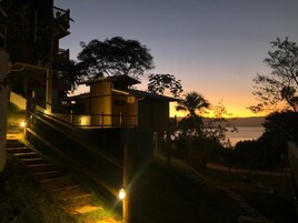 Chalé exclusivo | Área de estar | Smart TV 55 polegadas com canais a cabo, TV