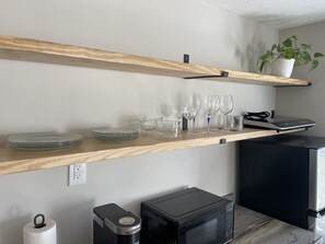 冷蔵庫、電子レンジ、コンロ、コーヒー / ティーメーカー