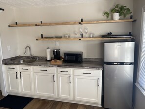 Kjøleskap, mikrobølgeovn, kokeplater og kaffetrakter/tekoker