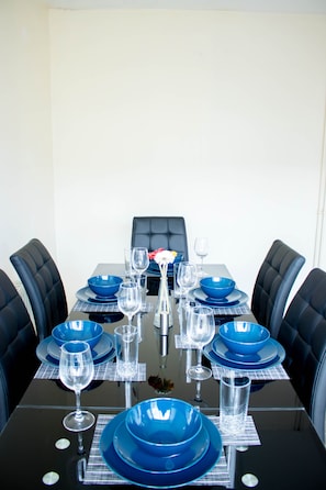 House | Private kitchen | Fridge, microwave, oven, stovetop - Spacious 5-bed House! Tilbury! Free Parking! (Tilbury)