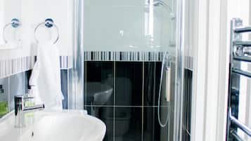 Casa | Baño | Tina con regadera, tina profunda, secadora de cabello, toallas