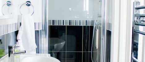 Casa | Baño | Tina con regadera, tina profunda, secadora de cabello, toallas