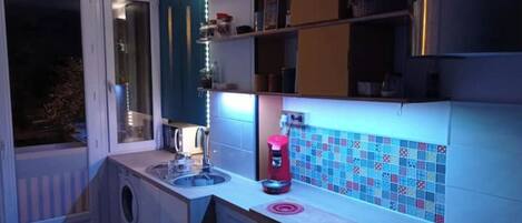 Réfrigérateur, micro-ondes, four, plaque de cuisson