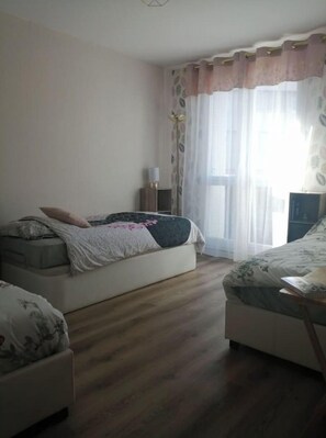 3 chambres, fer et planche à repasser, Wi-Fi, draps fournis