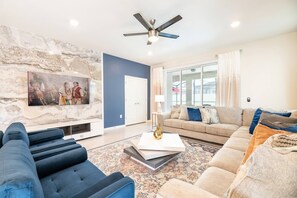 Smart TV, video games, table football - "Summer Breeze" Arcade|Game Room|FREE Pool Heat (Davenport)