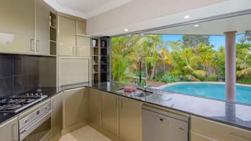 Køleskab, mikrobølgeovn, ovn, kogeplade