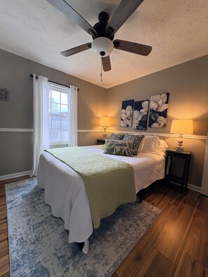 3 Schlafzimmer, Schreibtisch, Bügeleisen/Bügelbrett, Reisekinderbett