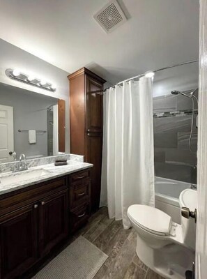 Duschwanne, Whirlpool, Haartrockner, Handtücher