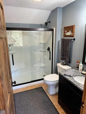 Combined shower/tub, hair dryer, towels, soap - Sandy beach, quiet lake, great fishing & beautiful sunsets w/2 kayaks & gameroom (Cable)