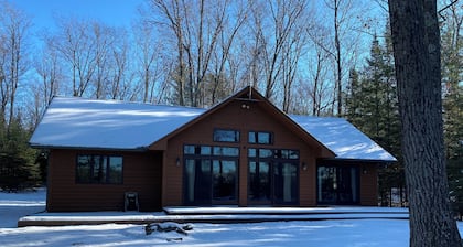Sandy beach, quiet lake, great fishing & beautiful sunsets w/2 kayaks & gameroom