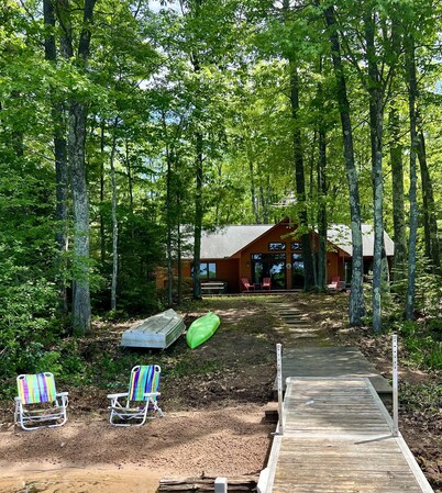 Sandy beach, quiet lake, great fishing & beautiful sunsets w/2 kayaks & gameroom