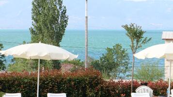 Ropa de cama de alta calidad y espacio para trabajar con laptop