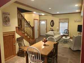 Dining - Hartselle Guest House in the ❤️ of North Alabama-walking distance to downtown (Hartselle)