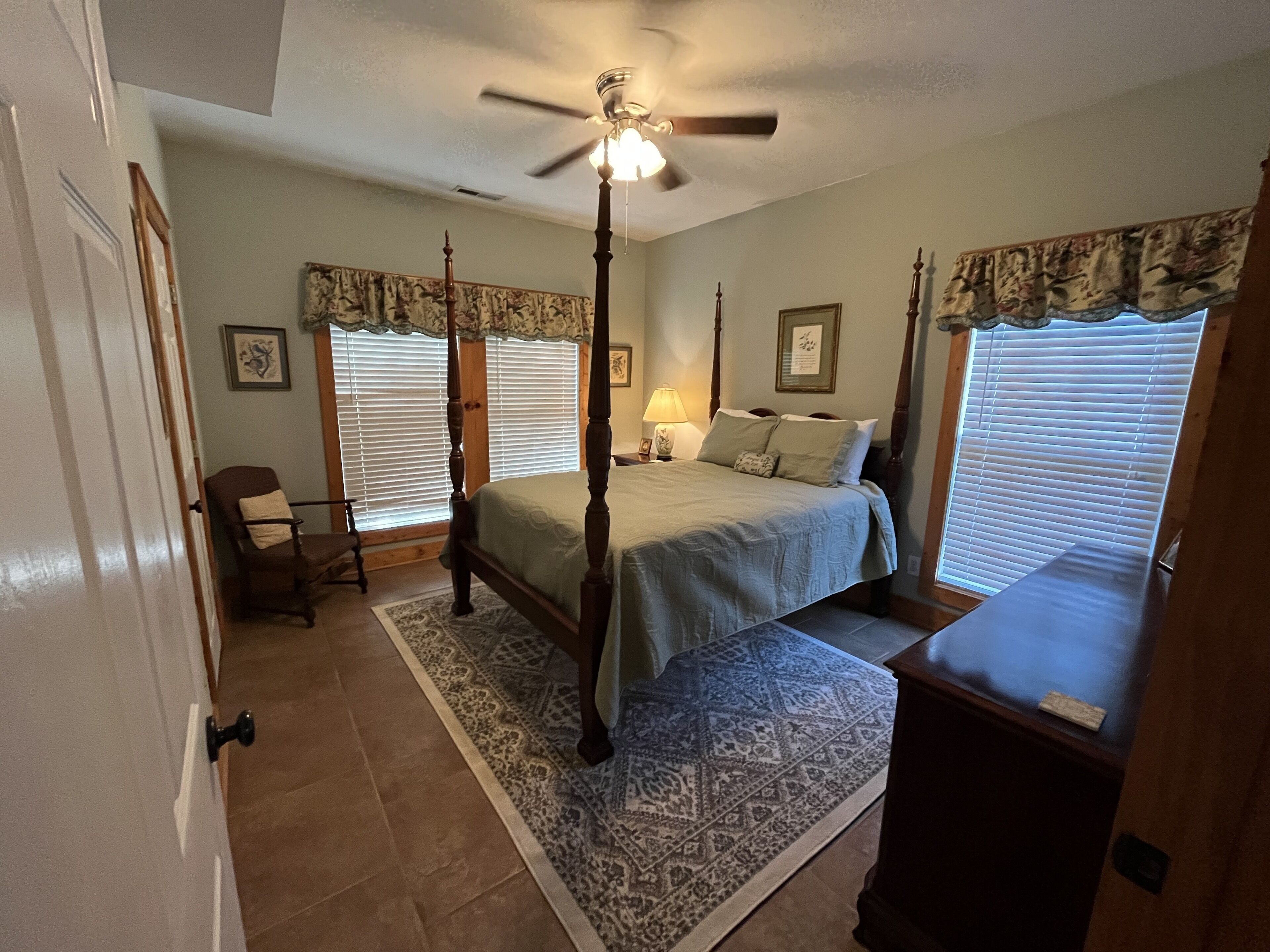 4 bedrooms, desk, travel cot, WiFi