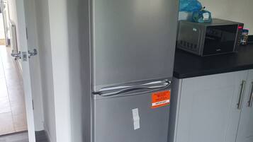 Huis | Privékeuken | Een koelkast, een magnetron, een oven, een kookplaat