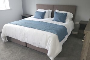 4 bedrooms, iron/ironing board, free WiFi, bed sheets
