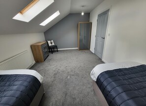 4 slaapkamers, een strijkplank/strijkijzer, gratis wifi, beddengoed