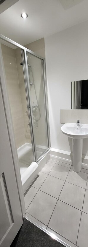 Combined shower/bathtub, deep-soaking bathtub, free toiletries - 4 Bedroom Home - Sleeps 7, Pet Friendly & Parking (Ashton-under-Lyne)