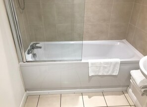 Combined shower/bathtub, deep-soaking bathtub, free toiletries