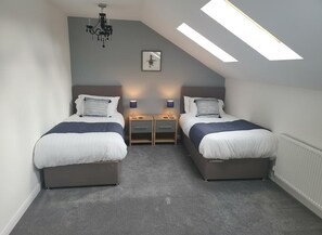 4 slaapkamers, een strijkplank/strijkijzer, gratis wifi, beddengoed