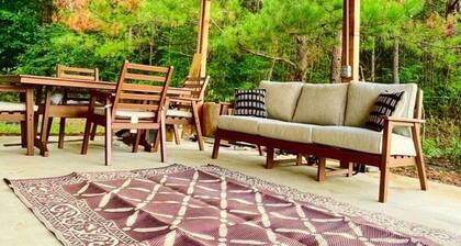 NEW AND IMPROVED FARMHOUSE BUNGALOW!<br>Location: Grapeland, TX<br>Accommodates: 1-12