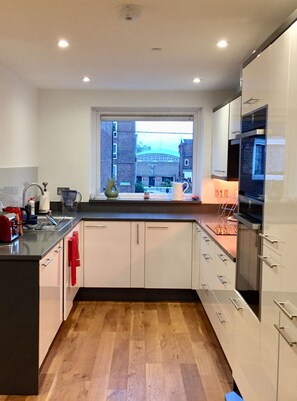 Microwave, oven, dining tables - London Fields (London)