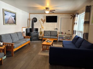 Smart-TV, Kamin, Bücher