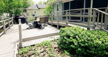 Charming 2BR / King Bed • Firepit • 9 Min to ISU
