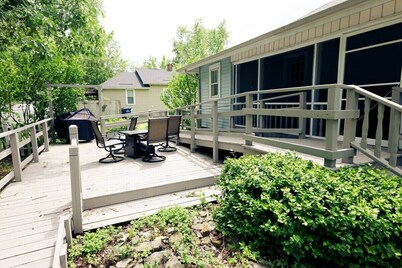 Charming 2BR / King Bed • Firepit • 9 Min to ISU