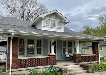 Charming 2BR / King Bed • Firepit • 9 Min to ISU