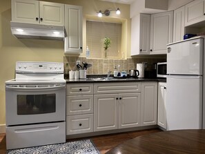 Een koelkast, een microgolfoven, een oven, een kookplaat