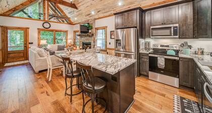 New Build Luxury Cabin near Town! Fire Pit~ Hot tub~ Game Room~Pool & Fireplace!