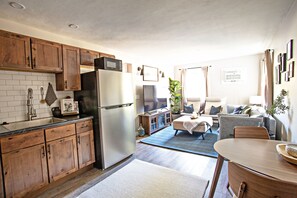 Smart TV, fireplace - New Hagerstown Apartment - Self Check-in. Sleeps 4+ (Hagerstown)