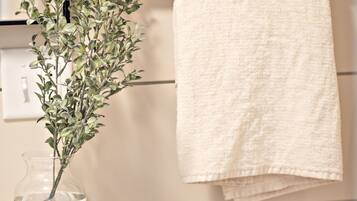 Bañera, secador de pelo, toallas, jabón