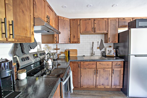 Fridge, microwave, oven, stovetop - New Hagerstown Apartment - Self Check-in. Sleeps 4+ (Hagerstown)