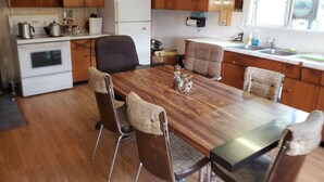 Wasserkocher mit Kaffee-/Teezubehör, Kühlschrank, Mikrowelle, Ofen