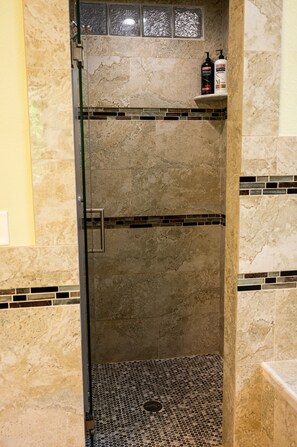Combined shower/bathtub, jetted bath, hair dryer, towels - Peaceful Paradise 3BR Cottage Getaway (Homer)