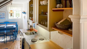 Refrigerador, parrilla de estufa y cafetera y tetera