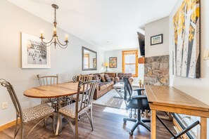 Dining - 1BD IN THE HEART OF RIVER RUN VILLAGE - 2 MIN. WALK TO GONDOLA (Keystone)