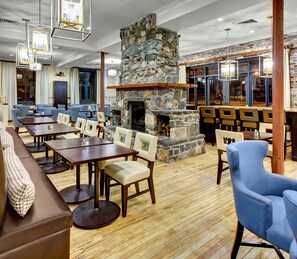 Dining - King Studio w/ City Views | Free Breakfast + Gym (Savannah)