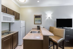Fridge, microwave, stovetop, dishwasher