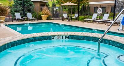 Studio | Free Breakfast. Outdoor Pool & Hot Tub