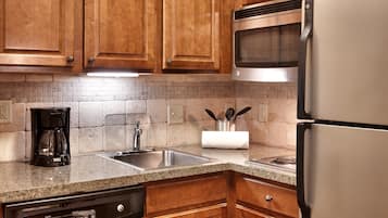 Fridge, microwave, stovetop, dishwasher