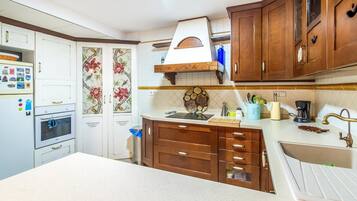 Een koelkast, een oven, een kookplaat