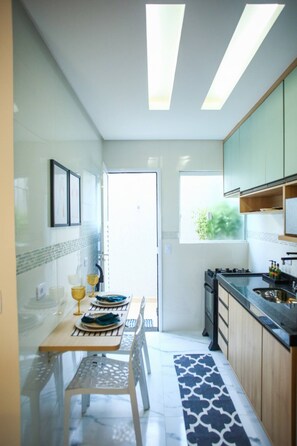 Geladeira, micro-ondas, fogão, cooktop